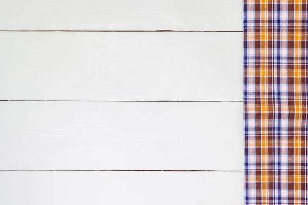 Tischdecke auf Holztisch — Stockfoto