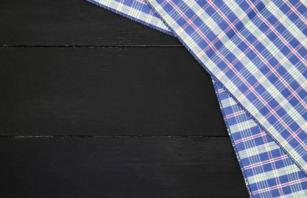 ahşap masa üzerinde masa örtüsü