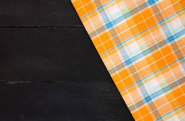 ahşap masa üzerinde masa örtüsü