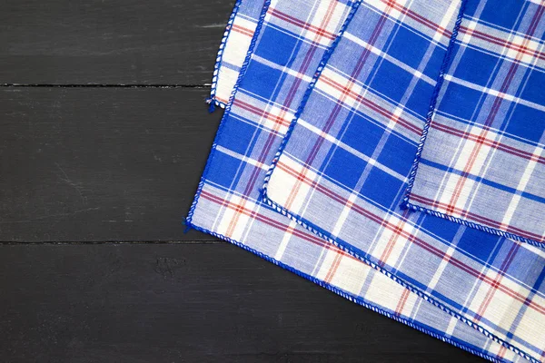 ahşap masa üzerinde masa örtüsü