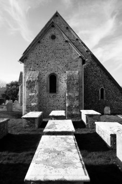 Kilise ve mezar bahçesinde Bishopstone, East Sussex, United Kingdo