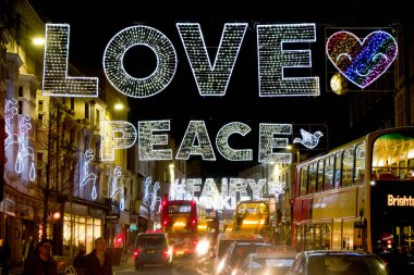 Brighton, Brighton Noel, Noel süsleri, şehir gece, kutlama, Noel alışveriş, şehir, şehir hayatı, Peri, peri ışıkları, yüksek sokak, ışıklı, ışık, sevgi, aşk, neon, neon ışıkları, gece, gece hayatı, iz, gece geç saatlerde alışveriş