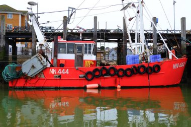 Bir kırmızı offshore Balıkçılık Tekne palamarla newhaven harbour, İngiltere,