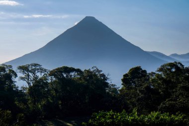 Şafak vakti sis ile vidadan şekilli volkan yuvarlak, volkan şekli forground, mavi bir yüzme havuzunda yansıtan bushland infront-volcan, güneşin arkasında, siyah ve beyaz fotoğraf düşük