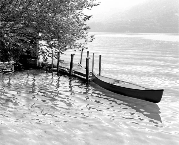 Černobílá fotografie kajaku v jezeře — Stock fotografie