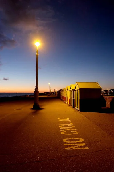 Brighton Seafront Wit Grond Voorgrond Een Rij Van Kleurrijke Strand — Stockfoto