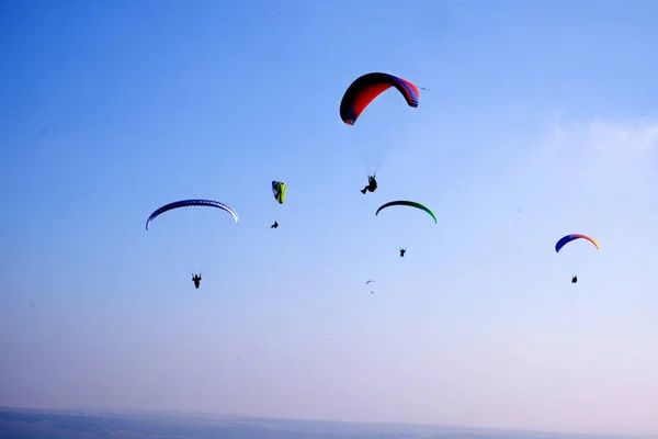 Paragliders Som Flyger Det Klarblå Himmel Röd Fallskärm Och Grön — Stockfoto