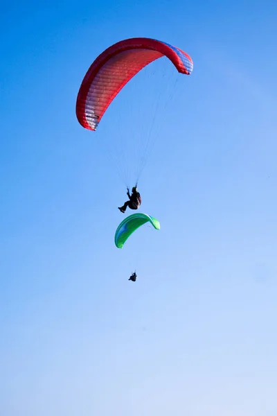 Paragliders Flyger Klarblå Himmel Röd Fallskärm Och Grön Fallskärm — Stockfoto