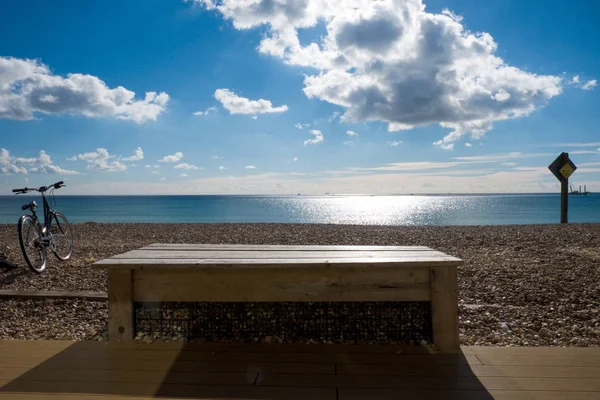 Drewniana Ława Odkrywać Plaży Słoneczny Dzień Morze Niebo — Zdjęcie stockowe