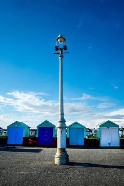 Brighton promenade strand hutten — Stockfoto