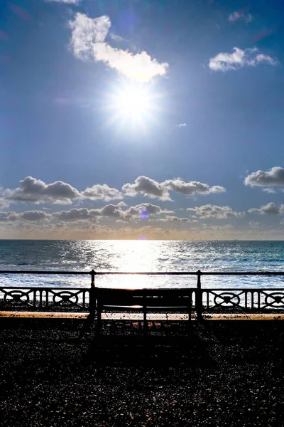 Sedile Legno Fronte Ringhiere Ornate Con Una Spiaggia Ciottoli Mare — Foto Stock