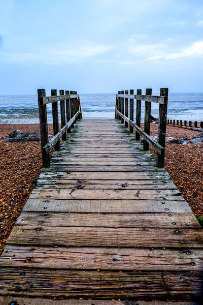 Camino de madera en la playa de Worthing —  Fotos de Stock