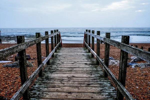 Trä väg på Worthing beach — Stockfoto