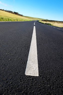 gri asfalt köy yolunda Orta güçlü beyaz çizgilerle 