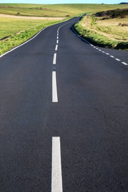 gri asfalt köy yolunda Orta güçlü beyaz çizgilerle 