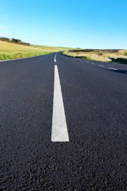 güçlü beyaz l ile bir gri asfalt ülke yolda güçlü kamber