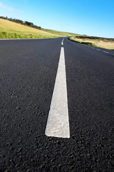 Gri asfalt köy yolunda Orta güçlü beyaz çizgilerle — Stok fotoğraf