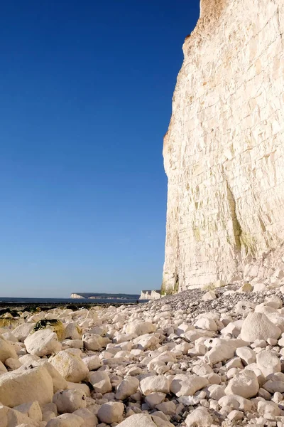 High white chalk cliff face with big white chalk boulders on the — Stock Photo, Image