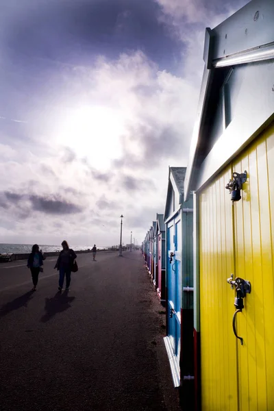 Passeio de brighton e cabanas de praia em um dia ventoso — Fotografia de Stock