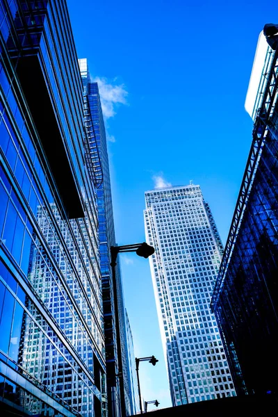 Üç cam modern ofis kuleleri Canary Wharf, Docklands içinde,