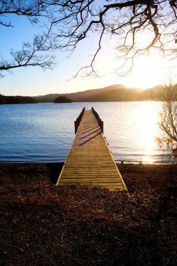 Sakin mavi ahşap göle uzanan çok uzun ahşap İskelesi