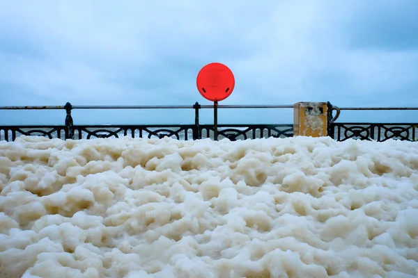 Paseo marítimo en una tormenta, espuma del mar por todo el pr —  Fotos de Stock