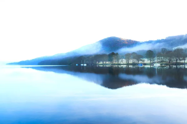 Lago windermere, forma de seta início morining espelho como reflecti — Fotografia de Stock