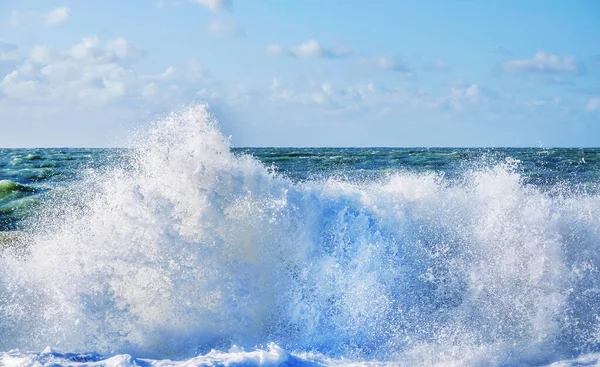 Biały spray fali łamanie na plaży z wzburzonym morzu i — Zdjęcie stockowe