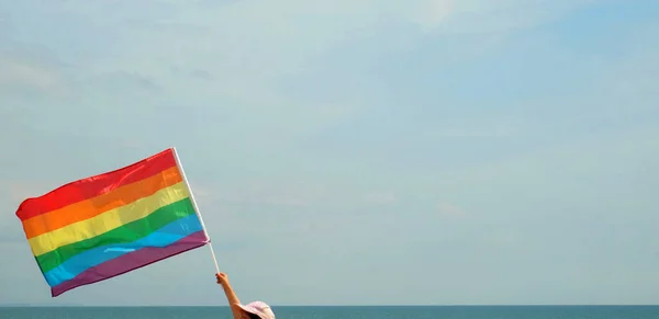 Bandera de arco iris LGBTQ ondeando en el cielo — Foto de Stock