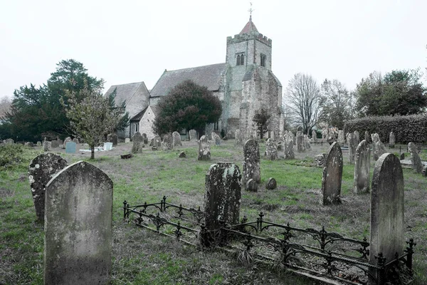 Uma igreja inglesa e um quintal — Fotografia de Stock