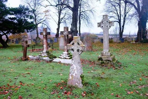 Jarda da sepultura assustador com cruzes como fotografia de pedras de cabeça — Fotografia de Stock