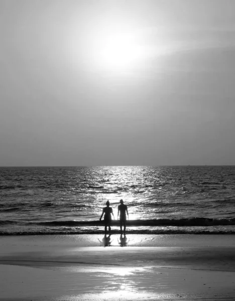 Black and white Silhouette of an unrecognizable young couple sta — Stock Photo, Image