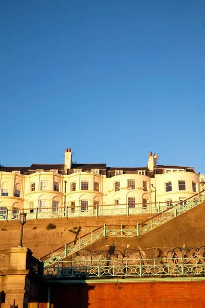Típicas casas georgianas de Brighton en el paseo marítimo una escalera en una gran pared de ladrillo que conduce a la playa — Foto de Stock