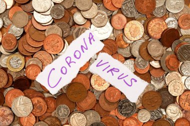Corona virüsü kelimesi mor mürekkeple iki parça yırtık beyaz kağıda yazılmıştı. Kağıt yüzlerce gümüş ve bakır madeni paranın üzerinde duruyordu.