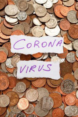 Yüzlerce gümüş ve bakır madeni paranın üzerinde mor mürekkeple yazılmış Corona virüsü, İngiliz para biriminin dikey formatı.