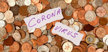 Yüzlerce gümüş ve bakır madeni paranın üzerinde mor mürekkeple yazılmış iki beyaz kağıt parçasına Corona virüsü yazıldı.