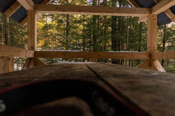 Kışın merdiven ve yeşil kar.