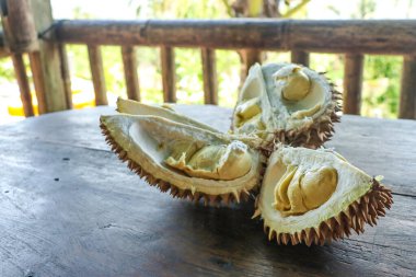 Endonezya 'nın Bali adasındaki yol kenarındaki bir kafede Durian, yatay oryantasyon