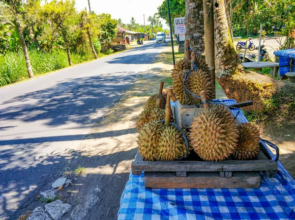 Durian σε ένα κατάστημα στην άκρη του δρόμου στο νησί Μπαλί, Ινδονησία — Φωτογραφία Αρχείου