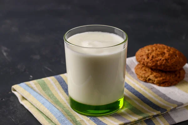 Turkish Drink Ayran or Kefir with oatmeal cookies on dark background, horizontal orientation — 图库照片