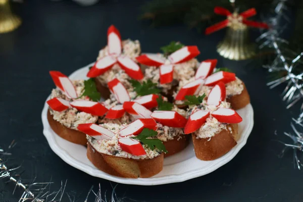 Sandvișuri festive cu bețe de crab, brânză și șampanii. Crăciun fundal — Fotografie, imagine de stoc