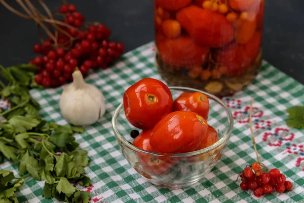 暗い背景にガラスボウルや瓶で自家製の塩トマト,発酵食品 — ストック写真