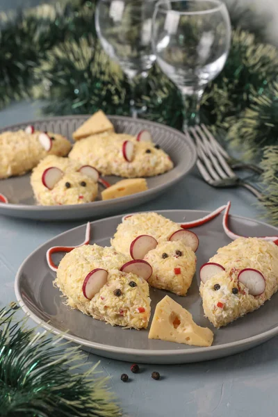 Ünnepi snack egerek 2020-ra sajt, tojás és rák rudak, Szimbolikus élelmiszer új évre, függőleges tájolás — Stock Fotó