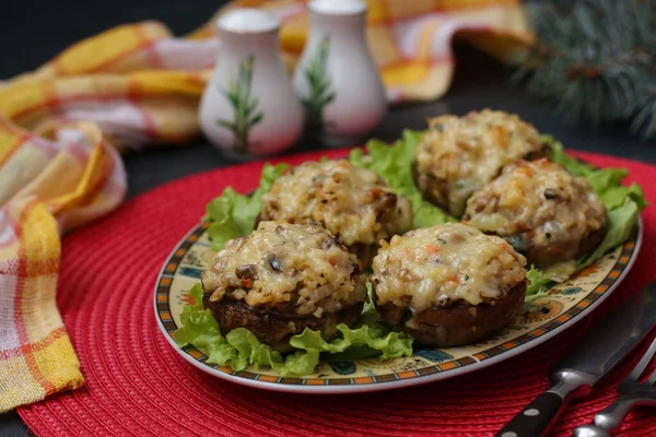 Γεμιστά champignons με μοτσαρέλα, λαχανικά και πλιγούρι, ορεκτικό σε γιορτινό τραπέζι, οριζόντιος προσανατολισμός — Φωτογραφία Αρχείου