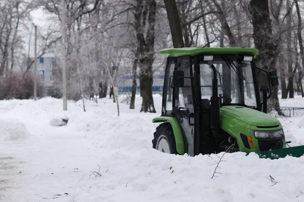 Trattore per la rimozione della neve nei parchi e sulle strade cittadine — Foto Stock