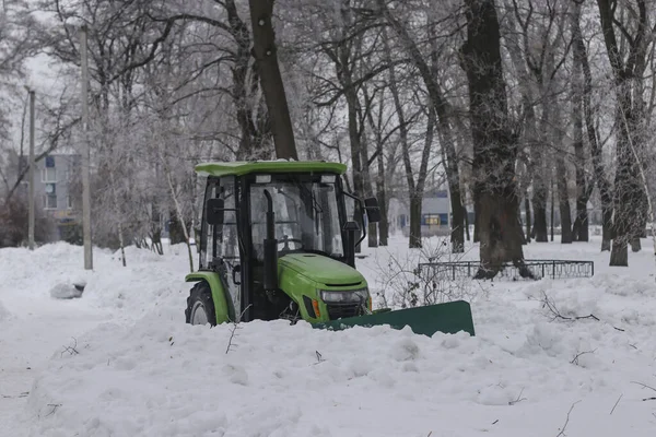 Trattore per la rimozione della neve nei parchi e sulle strade cittadine — Foto Stock