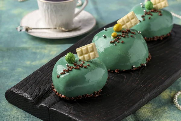 自家製の明るいムースケーキ白い背景に緑色のミラーアイシングとハート、水平方向 — ストック写真