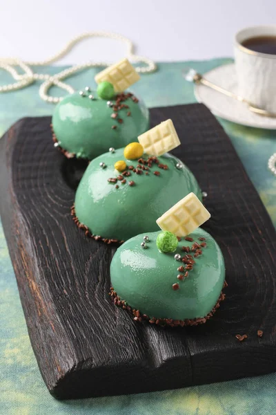 Домашние яркие торты с муссом Черви с зеленым зеркалом глазури, вертикальная ориентация — стоковое фото