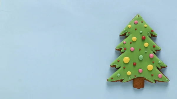 Edible Christmas tree, gingerbread, Happy New Year, blue background, Copy space — Stock Photo, Image