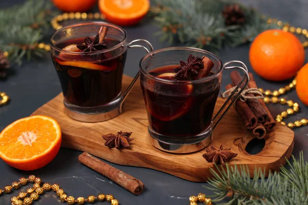 Natal vinho ruminado e tangerinas em um fundo escuro, close-up, orientação horizontal — Fotografia de Stock